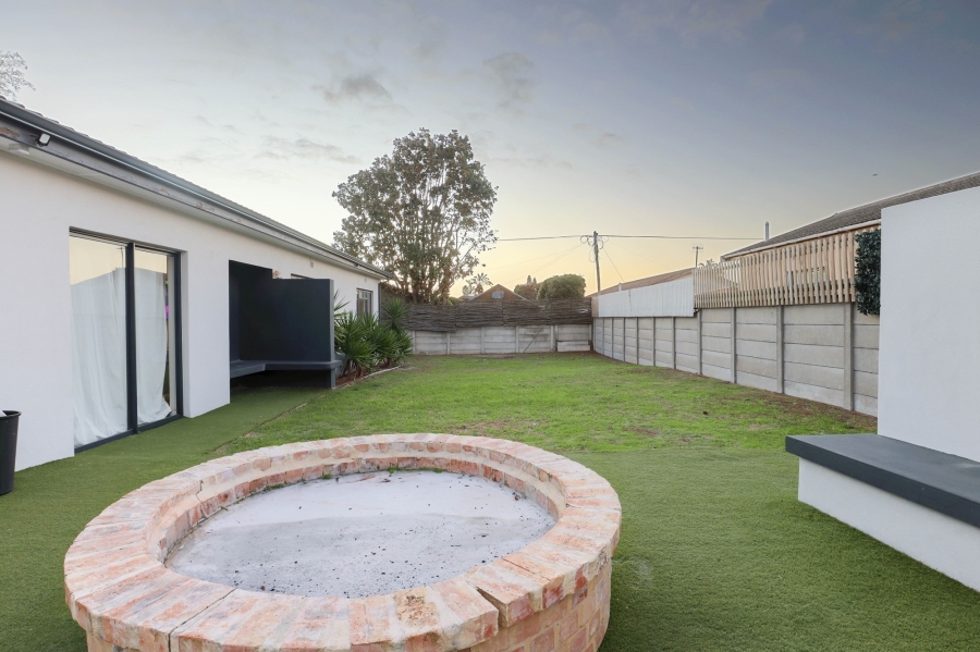 3 Bedroom Property for Sale in Bothasig Western Cape